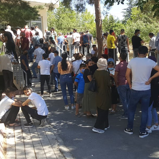 Kayseride koronavirüs testi yaptırmak isteyenler uzun kuyruk oluşturdu
