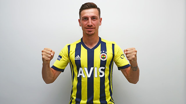 Mert Hakan Yandaş Fenerbahçe formasını giydi.