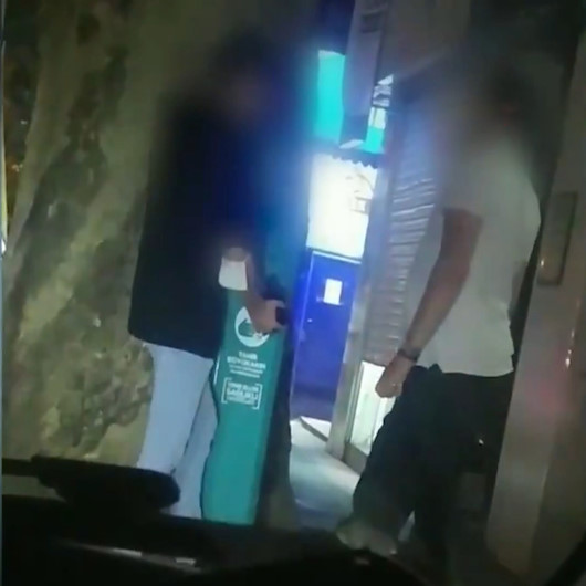 Bidonlarla gelip caddelerdeki dezenfektan stantlarını boşalttılar