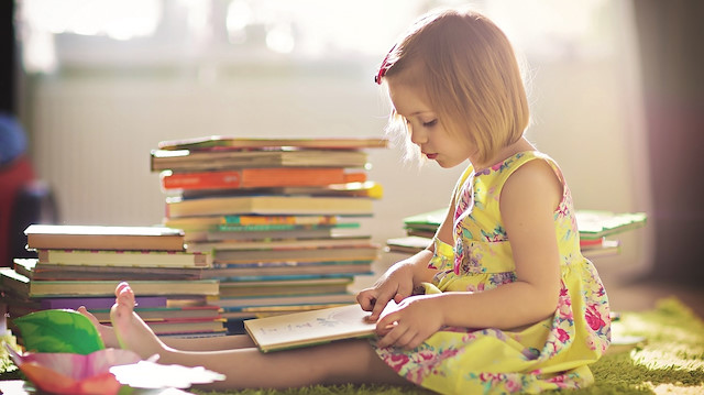Birlikte kitap okumak, çocuklara masal anlatmak ve  zaman zaman sürpriz olarak kitap hediye etmek çocuğun kitaplarla bağ kurmasına yardımcı oluyor.