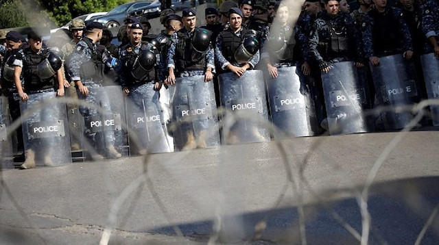 الأمن اللبناني يطلق قنابل غاز ‎على محتجين بمحيط البرلمان

