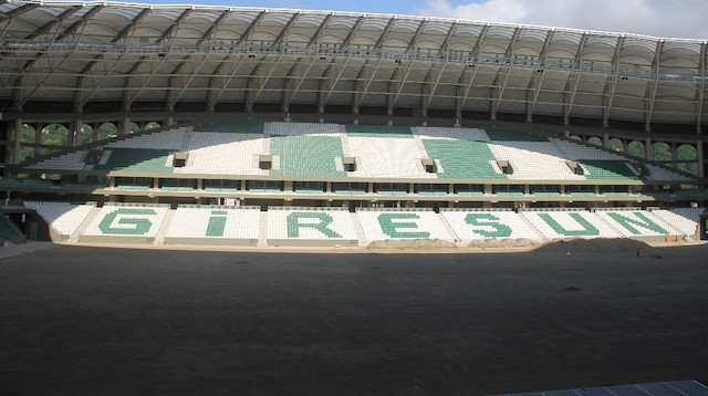 Yeni stadyumda sahanın zemini hibrit çim olacak.
