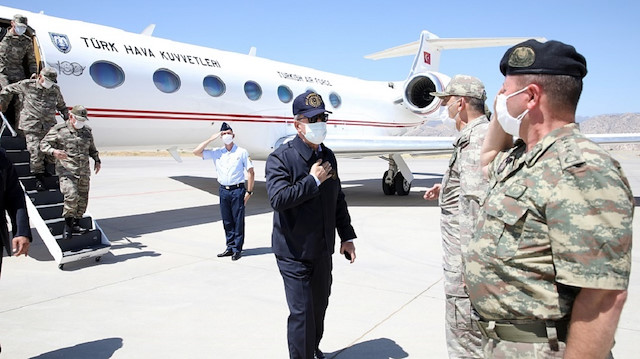 Milli Savunma Bakanı Akar'ı Şırnak Şerafettin Elçi Havalimanı'nda 2. Ordu Komutanı Korgeneral Sinan Yayla ve diğer yetkililer karşıladı.