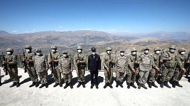 وزير الدفاع التركي يتفقد الوحدات العسكرية الحدودية مع العراق 