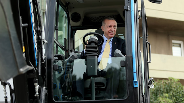 Cumhurbaşkanı Erdoğan, yerli elektrikli ekskavatörü inceledi.