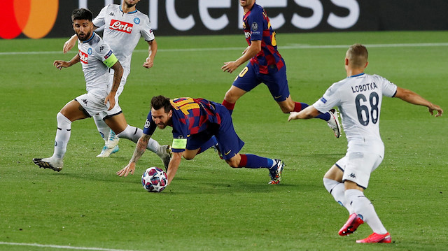 Messi gol vuruşunu yere düşerken yaptı.