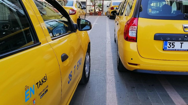 İzmir'de taksi ücretlerine zam yapıldı. 