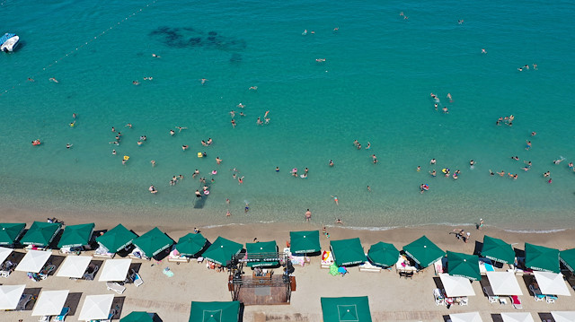 Russian tourists return to sunny Turkish beaches