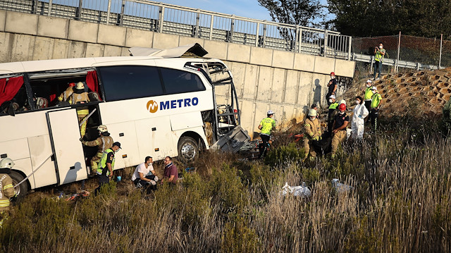 Kuzey Marmara Otoyolu'nda bir yolcu otobüsü üst geçidin duvarına çarpmıştı. 