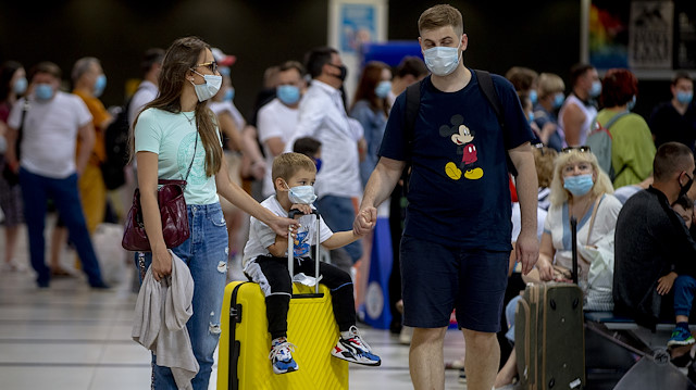 Koronavirüs tedbirleri kapsamında ara verilen uçuşların başlamasıyla içinde 519 Rus turist, "turizmin başkenti" Antalya'ya geldi.