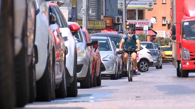 Bisiklet yolunun kaldırılması sonrası o yolu kullanan bisikletliler diğer taşıtlarla aynı yolda ilerliyor. 