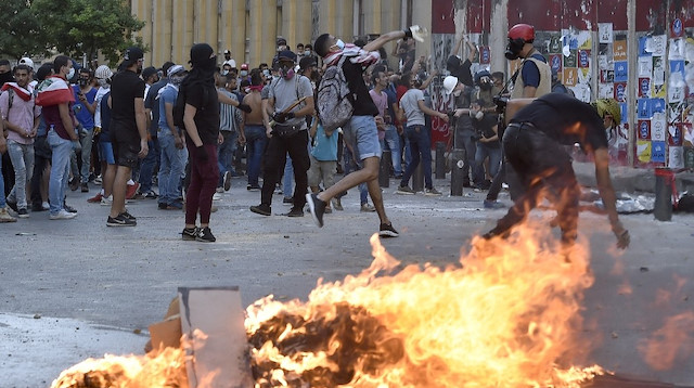 Lübnan'da sokaklar karıştı: Hükümetin istifası sonrası protestolar yeniden başladı
