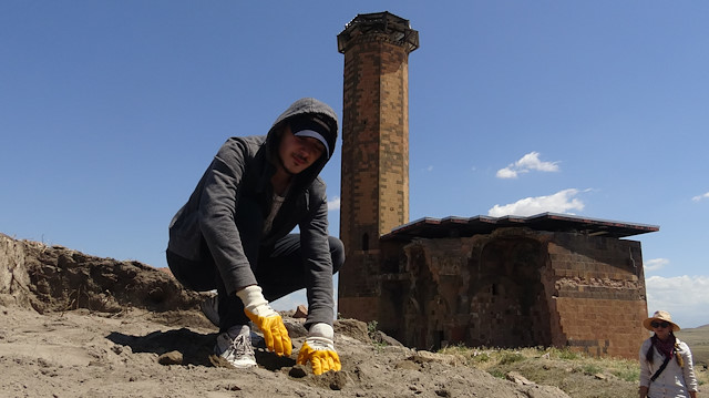 Ebul Menuçehr'i restorasyona hazırlamak için kazı çalışmaları sürüyor. 