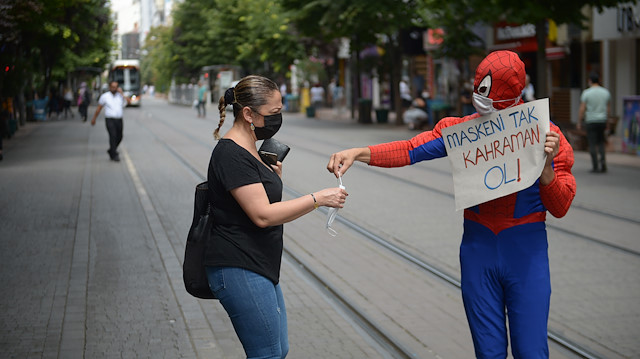  "الرجل العنكبوت" يجوب الشوارع للوعي بالالتزام بتدابير كورونا