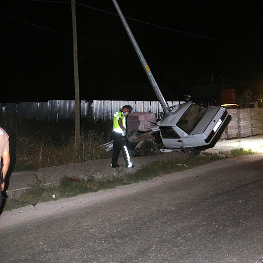 Tokatta aydınlatma direğine çarpan otomobil ikiye bölündü, 1 ölü