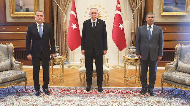 Cumhurbaşkanı Erdoğan, Ankara’da temaslarda bulunan Azerbaycan Dışişleri Bakanı Ceyhun Bayramov ile Savunma Bakanı Zakir Hasanov’u kabul etti.