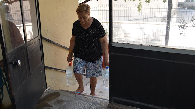 Dikili ilçesinin Çandarlı Mahallesinde vatandaşlar 6 yıldır su sıkıntısı çektiklerini belirtiyor.