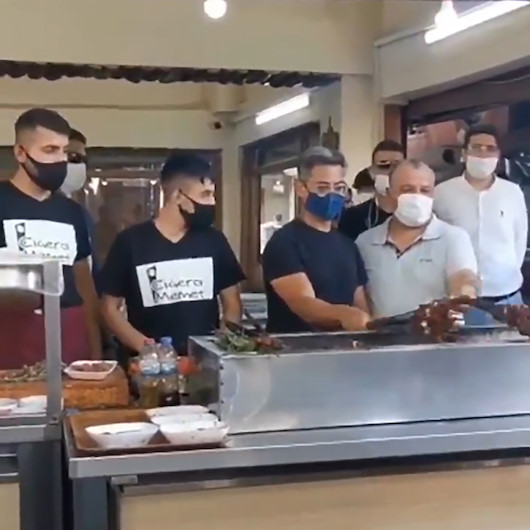 Bollywood yıldızı Aamir Khan, Adanada mangal başına geçip kebap pişirdi