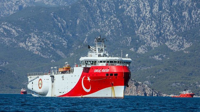 سفينة التنقيب "أوروتش رئيس" تكسر أمواج عزل تركيا في "المتوسط"