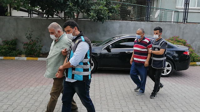Bakırköy'de boş sokak için 10 lira isteyen değnekçiler gözaltına alındı.
