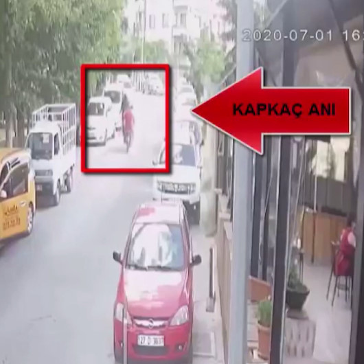 Motosikletli kapkaççılar önce güvenlik kameralarına sonra polislere yakalandı
