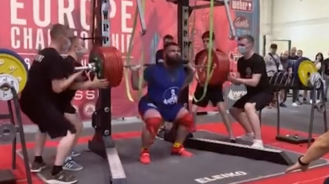 Rus halterci 400 kilogram kaldırmaya çalışırken dizlerini kırdı