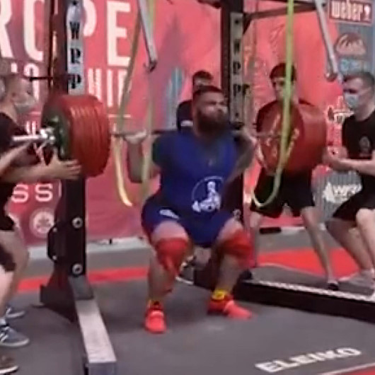 Rus halterci 400 kilogram kaldırmaya çalışırken dizlerini kırdı