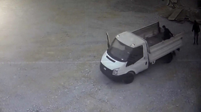 Bekçiyi bıçakla etkisiz hale getirip malzemeleri çaldılar