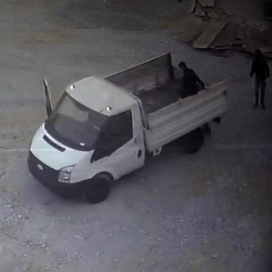 Bekçiyi bıçakla etkisiz hale getirip malzemeleri çaldılar