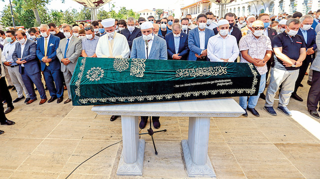 Cenazede Kemalettin Erbakan’ın oğlu Hüseyin Erbakan ile yeğeni Fatih Erbakan’ın yanı sıra pek çok isim hazır bulundu.
