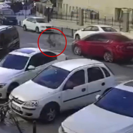 Köpekten kaçan 9 yaşındaki çocuğa araba çarptı: Kaza anı kamerada