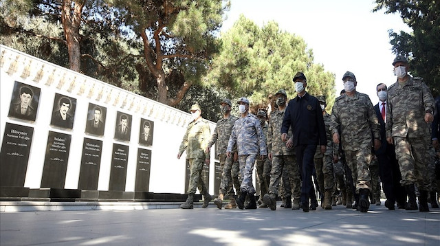 Bakan Akar Azerbaycan'ın efsane lideri Aliyev'in kabrini ziyaret etti.