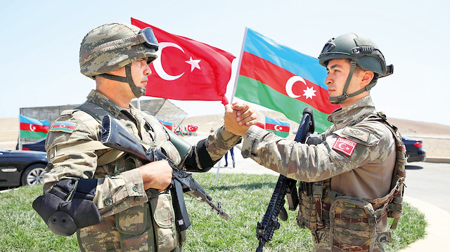 Azerbaycan ve Türk askeri kol kola