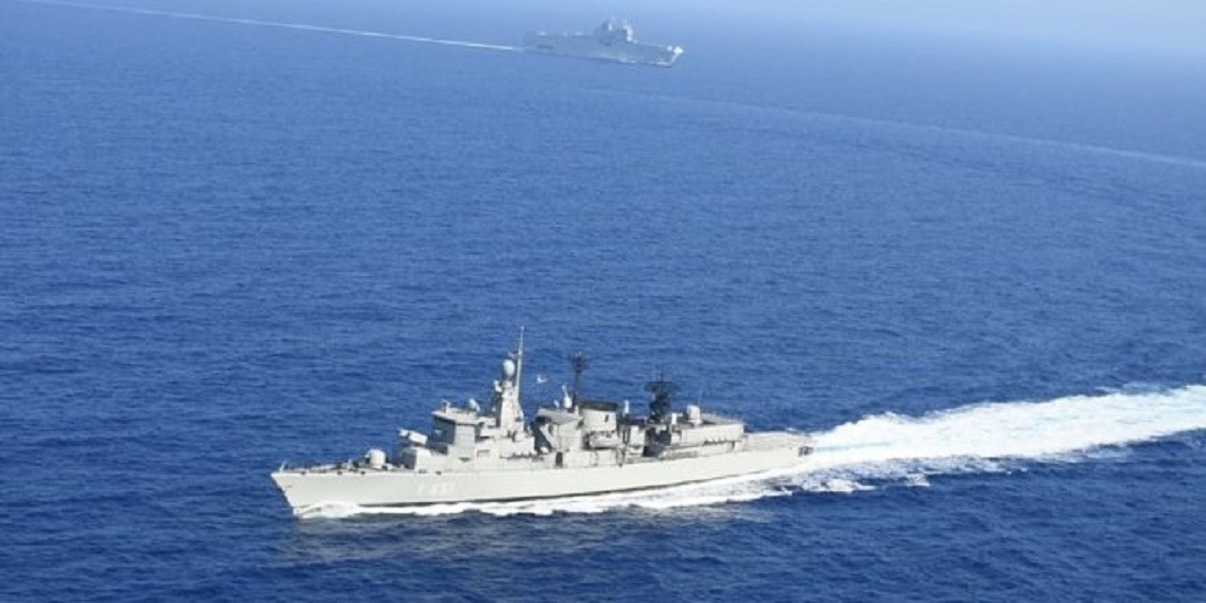 F-451 kodlu Yunan fırkateyni Limnos bakıma götürülüyor.