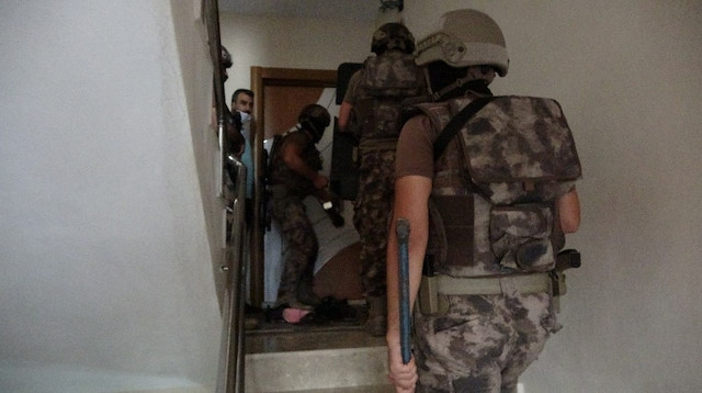 Ekiplere özel harekat polisleri de destek verirken şüphelilerin tespit edildiği adreslerin kapıları koçbaşlarıyla kırılarak girildi.