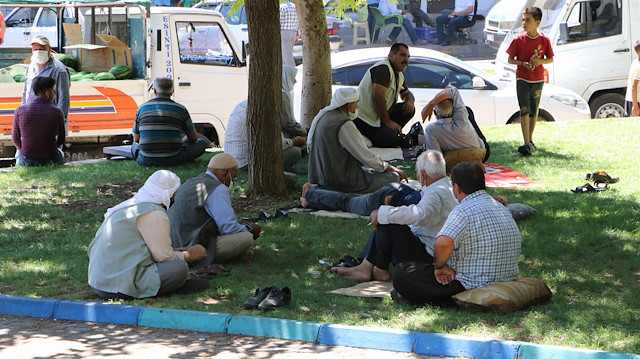 Yasağa rağmen Şanlıurfa'da 65 yaş üstü sokağa çıkmaya devam ediyor.