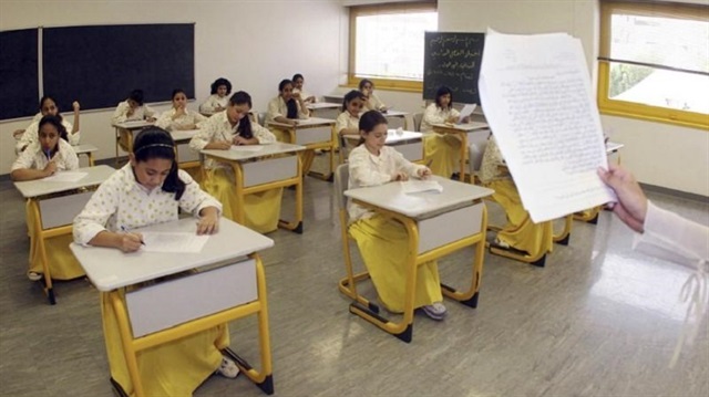 FILE PHOTO - Saudi elementary students sit for an exam in Jeddah June 13, 2007. REUTERS/Susan Baaghil
