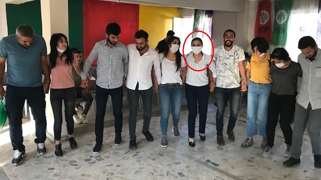 HDP binasında Milletvekili şevin Coşkun'un halay çekerken sosyal medyada paylaşılan fotoğrafı. 