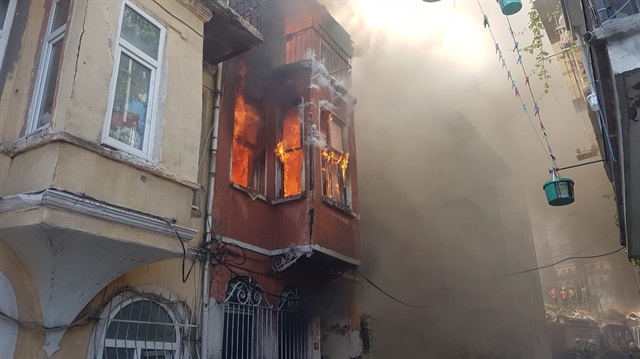 Beyoğlu'ndaki binadan alevler yükselirken, sokakta panik yaşandı. 
