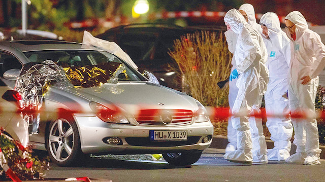 19 Şubat’ta Almanya’nın Hanau kentinde ırkçı Tobias Rathjen, iki nargile bara terör saldırısı düzenlemiş, silahlı saldırıda 4’ü Türk 9 kişi hayatını kaybetmişti. Rathjen, saldırının ardından evine dönerek annesi Gabriele Rathjen’i öldürdükten sonra intihar etmişti.