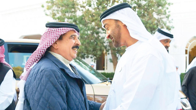 Bahreyn Kralı Hamed bin İsa el-Halife, BAE Veliaht Prensi Muhammed bin Zayed’le telefon görüşmesinde, İsrail’le “normalleşme” anlaşmasını, “barışa dönük tarihi adım” diye değerlendirmiş ve Bin Zayed’i tebrik etmişti.