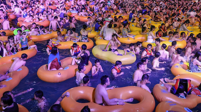 Vuhan'da düzenlenen dev havuz partisine on binlerce kişi katıldı.