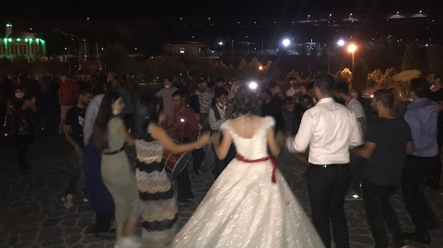 Diyarbakır'da maske ve mesafesiz düğün halayı
