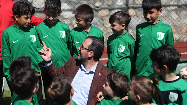 Gençlik ve Spor Bakanı Dr. Mehmet Muharrem Kasapoğlu, öğrencilerle birlikte.