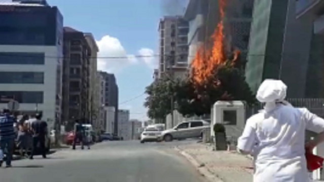 İstanbul Ümraniye'de elektrik kablolarında çıkan yangın, vatandaşların seferberliği ve itfaiye ekiplerinin çalışmalarıyla söndürüldü.