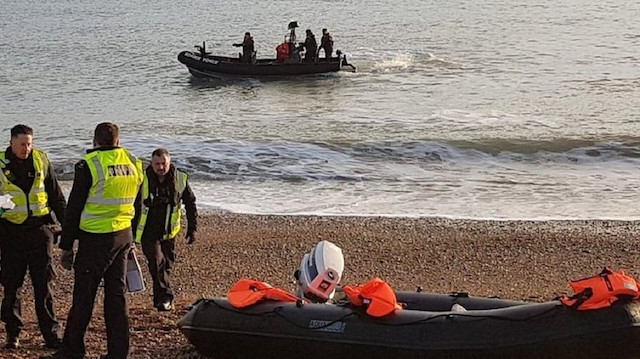 İngiltere'de bir göçmen karaya çıkar çıkmaz saldırıya uğradı.
