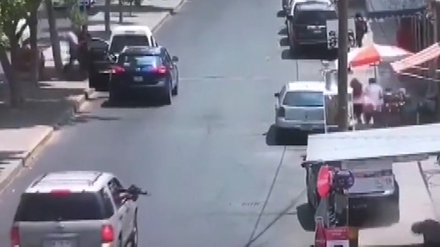 Meksikada kaldırımdaki 4 kişiye araçtan silahlı saldırı: 1 ölü, 3 yaralı