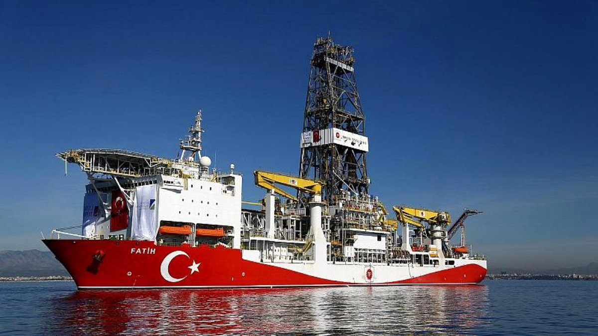 Türkiye'nin ilk sondaj gemisi Fatih.
