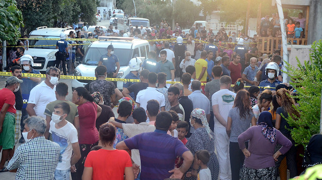 Dudu Ç.'nin yakınları ve mahalle sakinleri ise Serik Polis Merkezi önüne geldi.