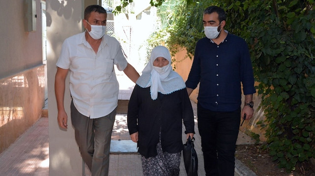 FETÖ bahanesiyle 74 yaşındaki Emine Çınar'ın 10 yıllık birikimini çaldılar.
